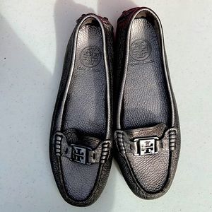 Tory Burch driving loafers - like new! Silver pebble leather